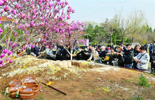 图为济南市玉函山公墓举行的花坛葬活动现场。新华社发